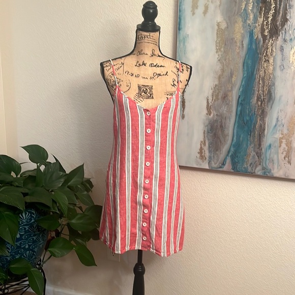 Forever 21 Dress
Size M
Striped button down 
Excellent condition 
#267A - Picture 2 of 6